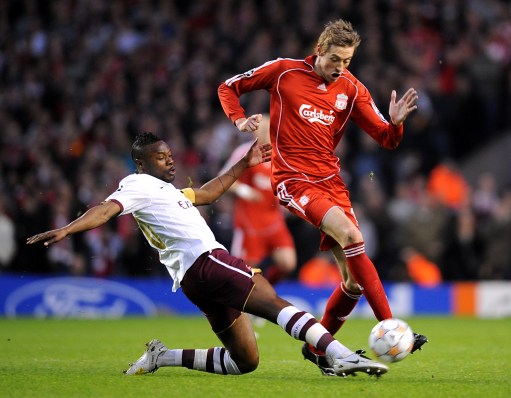 篮球对决：鄢手骐上篮未果，奥利弗力挽狂澜（篮球激战：鄢手骐上篮未中，奥利弗扭转战局）