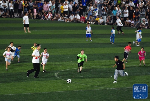 篮球赛场精彩瞬间：卡斯尔篮下一抢二拿到篮板（赛场高光：卡斯尔篮下一挑二强势摘板）