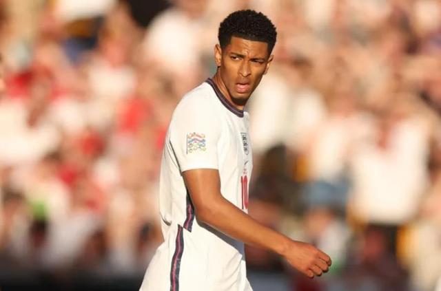 为什么棒球场上的中外野看台墙通常被刷成深绿色或黑色